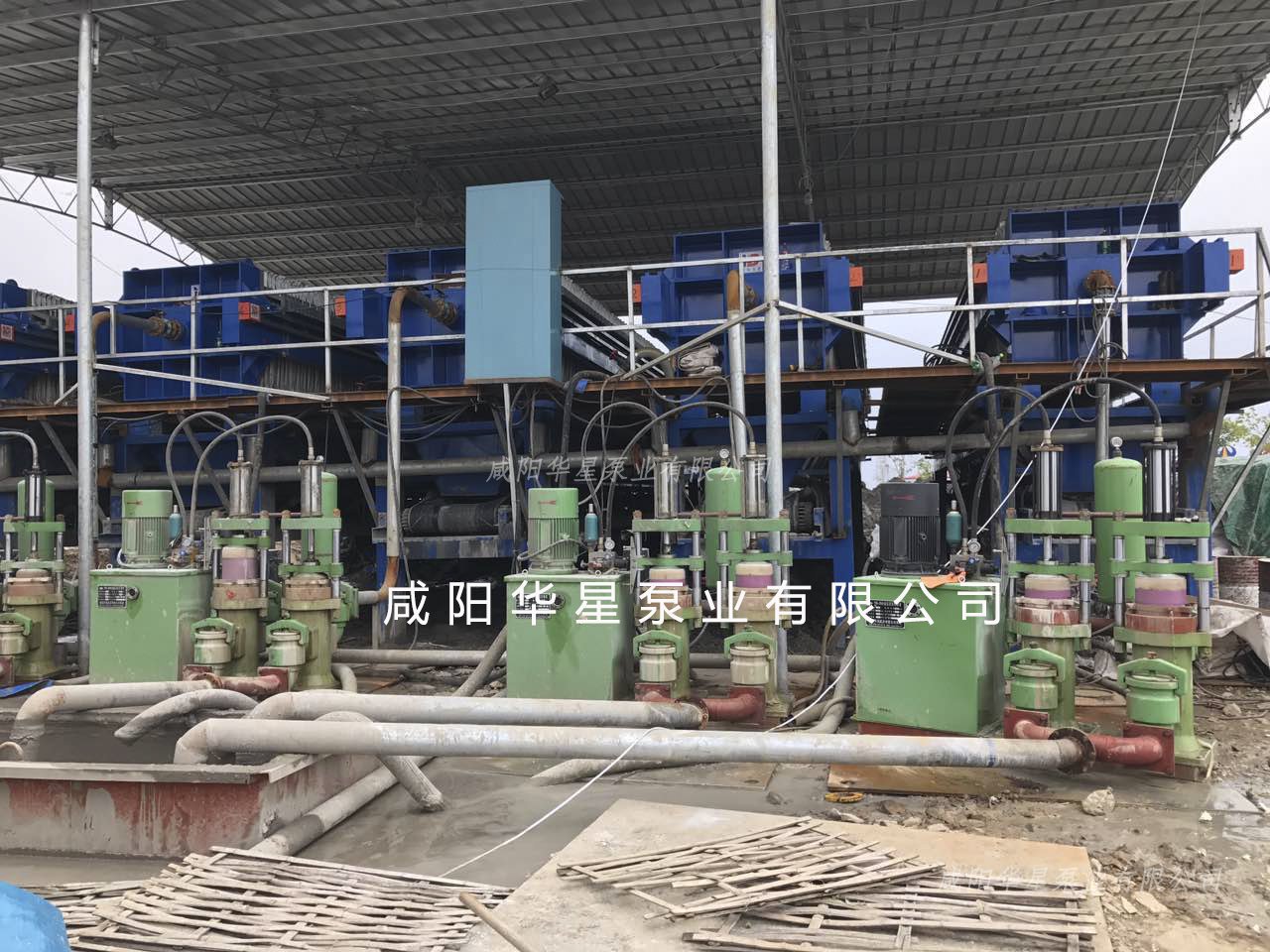 陶瓷泥漿泵在打樁污泥方面當(dāng)作壓濾機(jī)入料泵對壓濾機(jī)進(jìn)行注漿